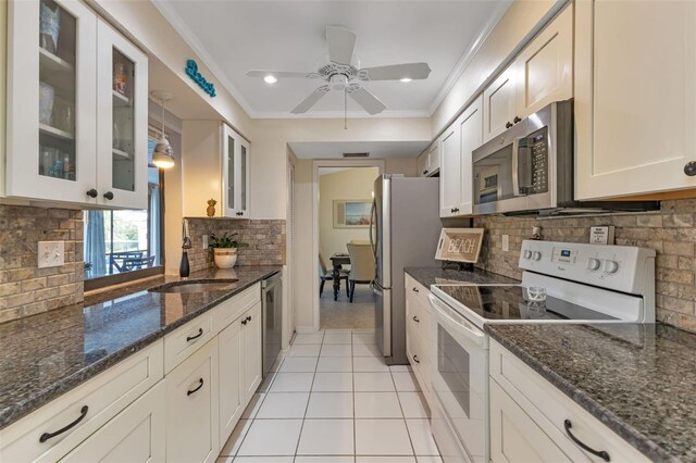 kitchen featuring backsplash, decorative light fixtures, appliances with stainless steel finishes, sink, and ceiling fan