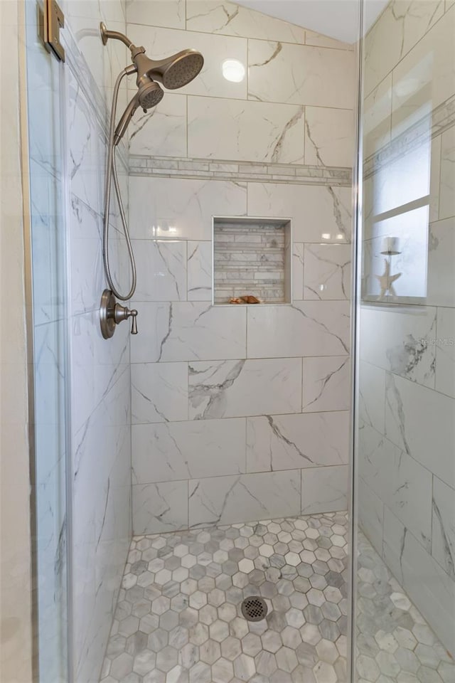 bathroom featuring tiled shower