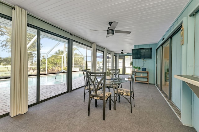 sunroom with ceiling fan