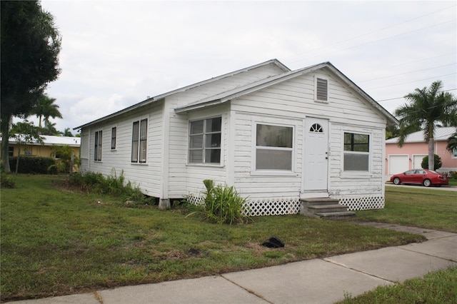 view of front of property featuring a front yard