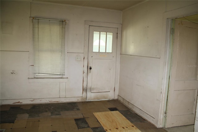 doorway with crown molding