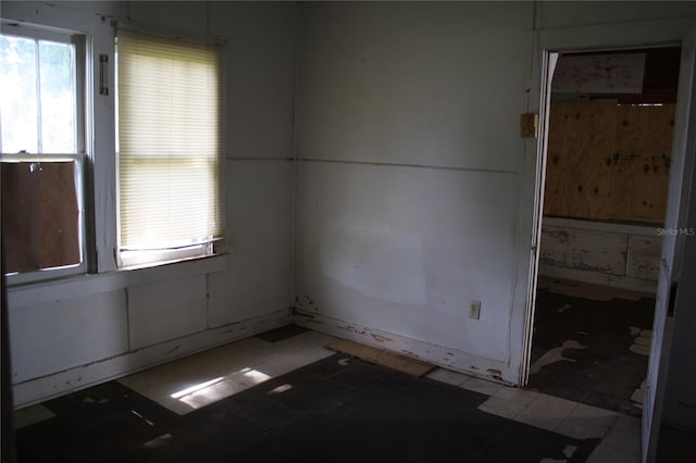 spare room featuring light tile patterned floors