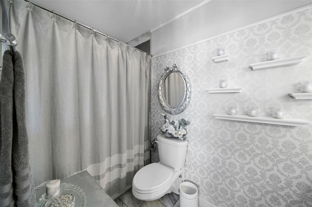 bathroom featuring a shower with shower curtain and toilet