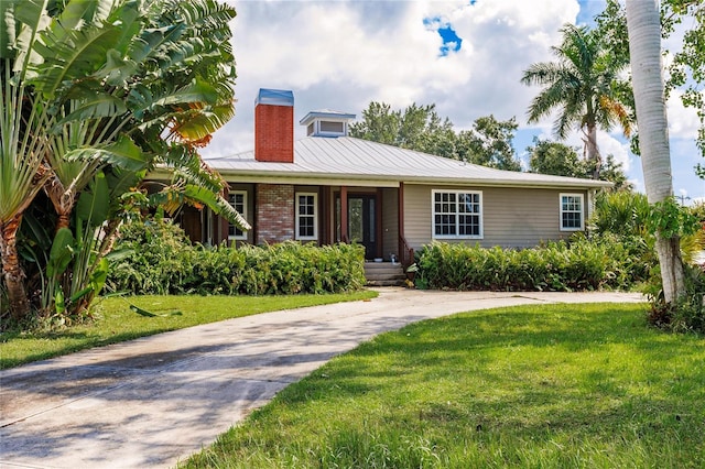 view of front of property featuring a front lawn