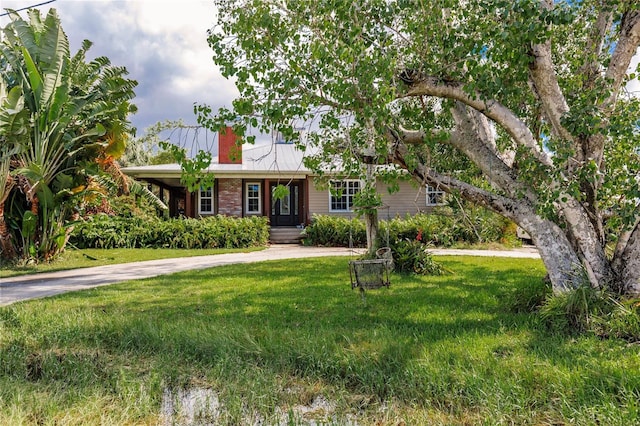 view of front facade featuring a front yard