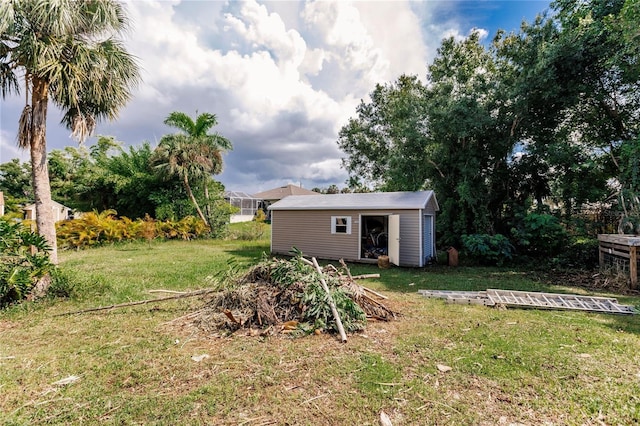 view of yard featuring a shed