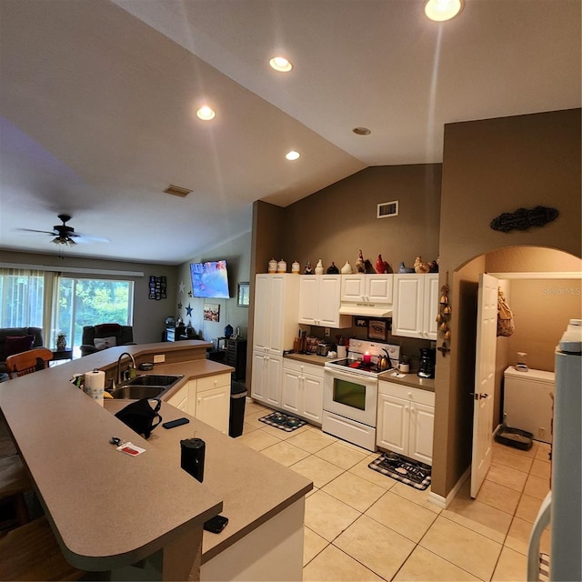 kitchen with a kitchen island with sink, ceiling fan, sink, and white electric range oven