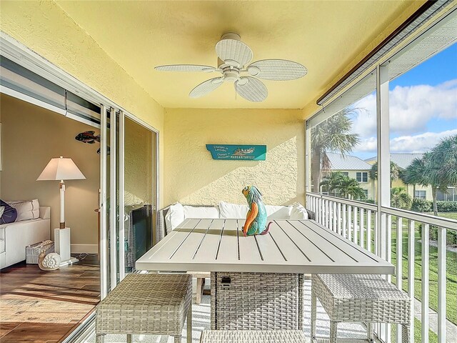 sunroom with ceiling fan