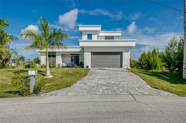 view of front of property featuring a front yard