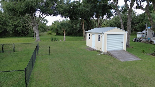 view of yard with an outbuilding