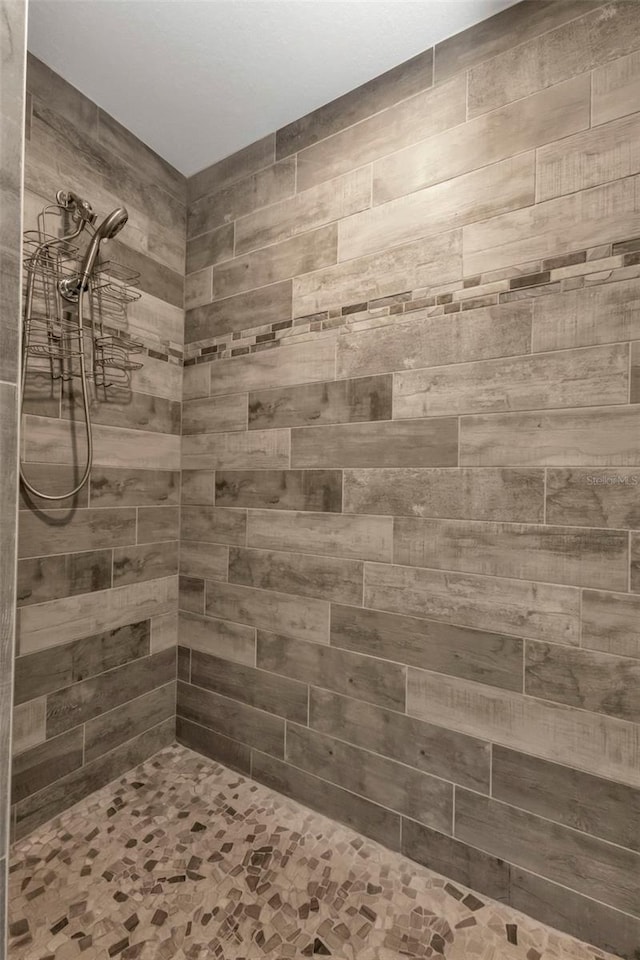 bathroom featuring tiled shower