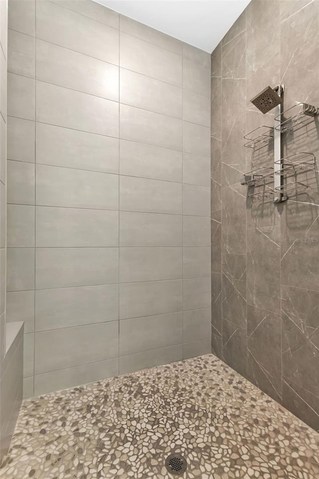 bathroom featuring tiled shower