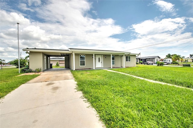 view of front of property featuring a carport and a front yard