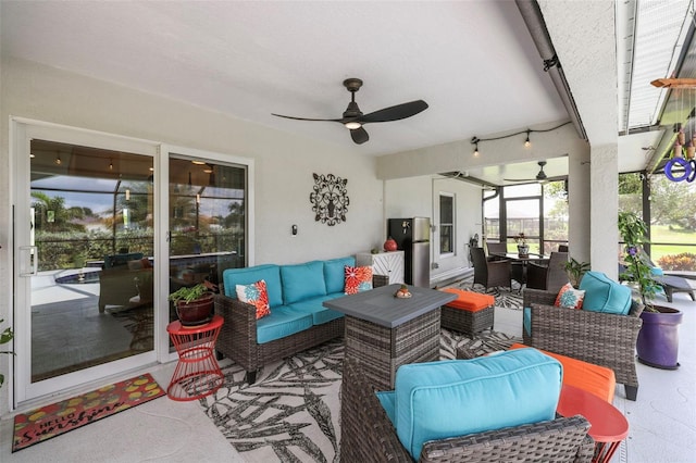 sunroom with ceiling fan