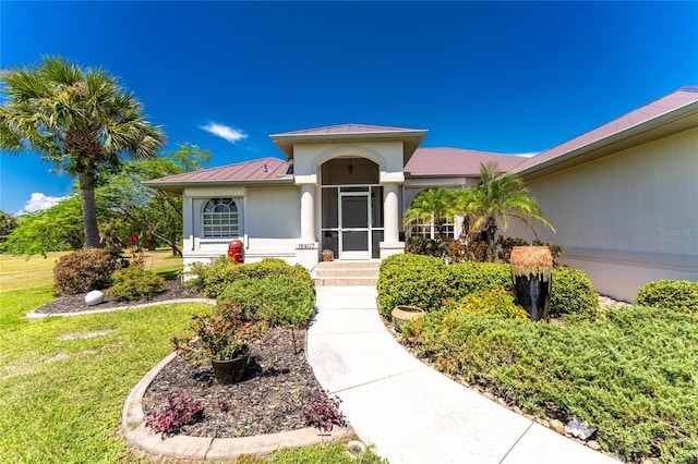 view of front of house featuring a front lawn