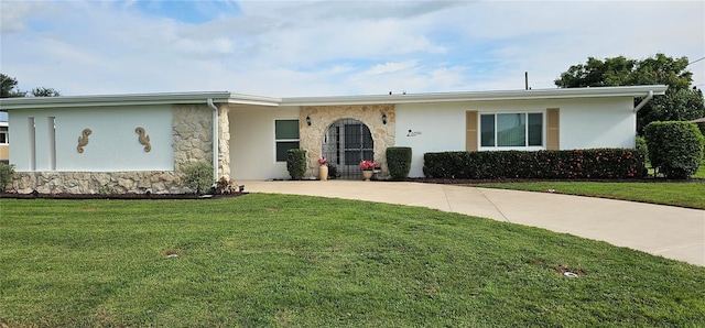 ranch-style house featuring a front lawn