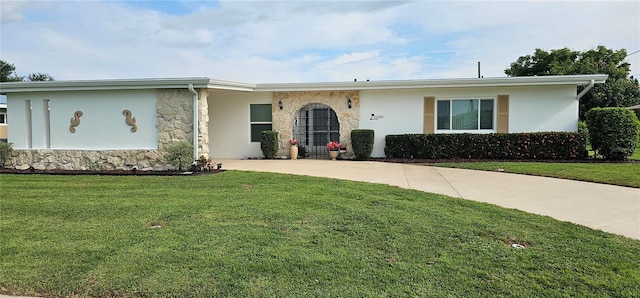 ranch-style home featuring a front lawn