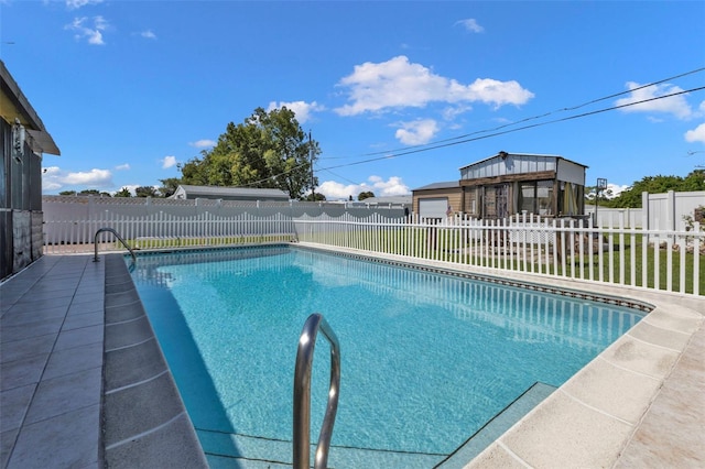 view of swimming pool featuring an outbuilding