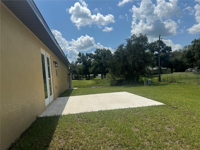 view of yard featuring a patio