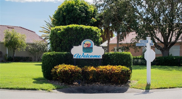 community sign featuring a yard