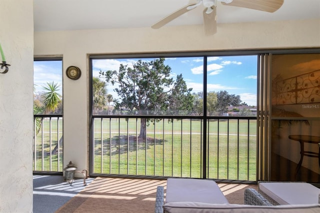 sunroom with ceiling fan