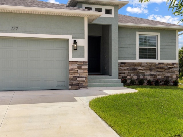 view of front of house featuring a garage and a front yard