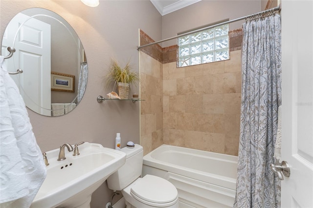 full bathroom featuring toilet, shower / bath combo with shower curtain, sink, and ornamental molding