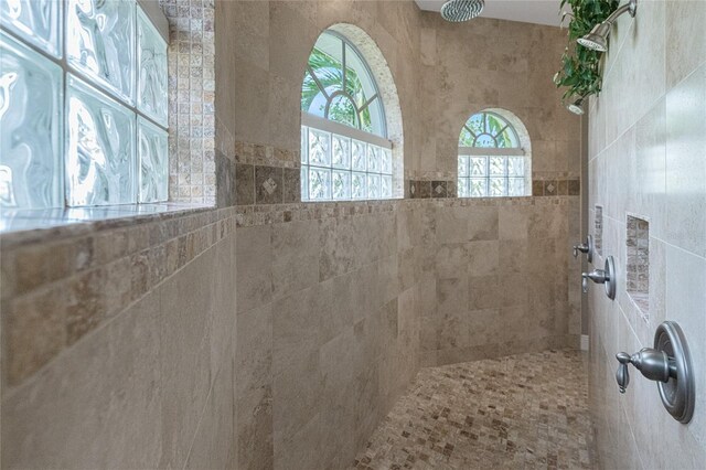 bathroom featuring a tile shower