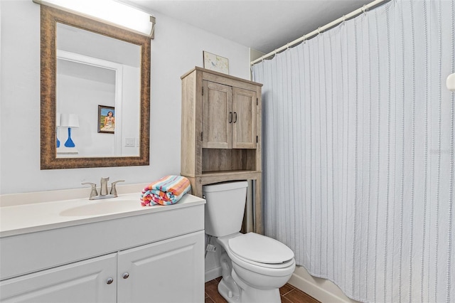 bathroom with wood finished floors, toilet, a shower with shower curtain, and vanity