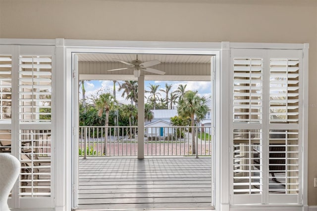 entryway featuring ceiling fan