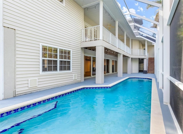 view of swimming pool