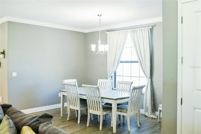 dining room featuring an inviting chandelier, ornamental molding, and hardwood / wood-style floors