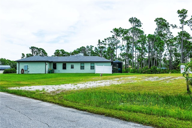 single story home with a front lawn