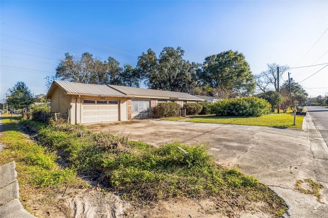 ranch-style home with a front lawn