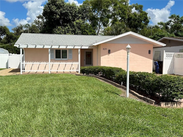 single story home featuring a front lawn