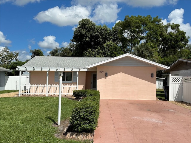 single story home featuring a front yard