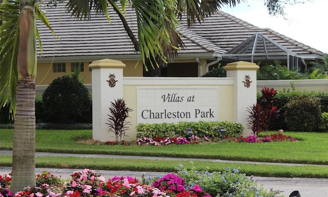 community / neighborhood sign featuring a yard