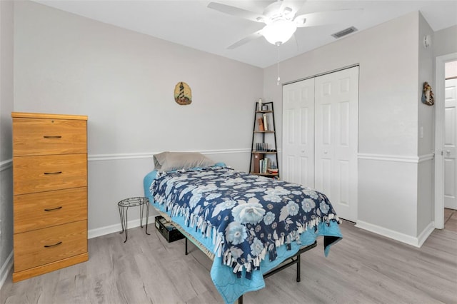 bedroom with a closet, light wood-type flooring, and ceiling fan