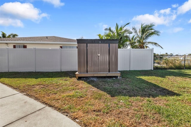 view of yard featuring a storage shed