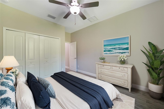 bedroom featuring dark hardwood / wood-style flooring, ceiling fan, and a closet