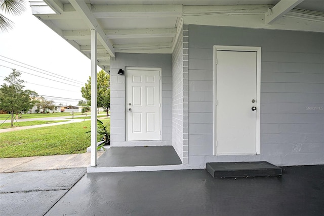 entrance to property featuring a yard