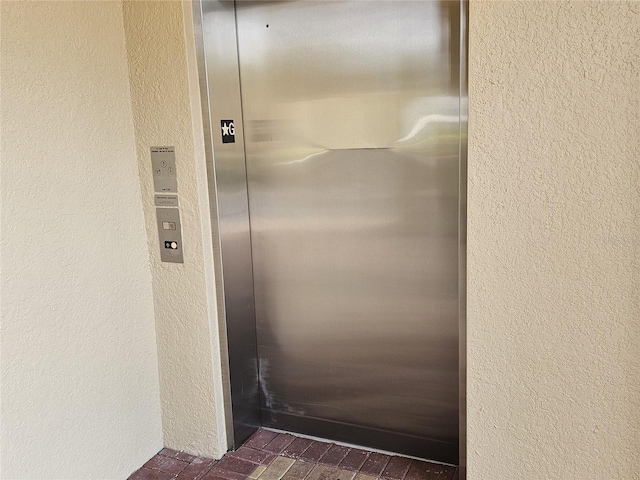 property entrance with elevator