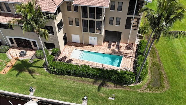 view of swimming pool with a lawn