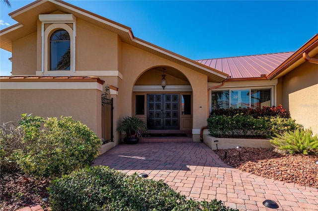 doorway to property featuring covered porch