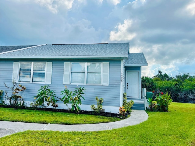 view of front of house featuring a front yard