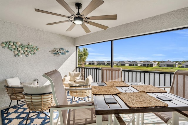 sunroom with ceiling fan