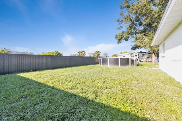 view of yard with a pool