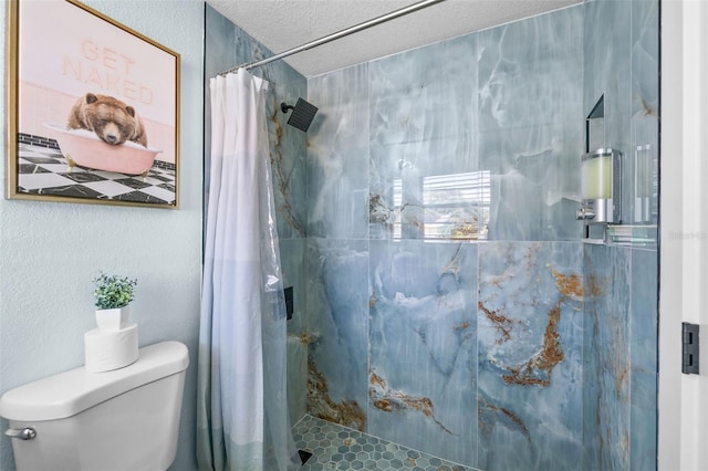 bathroom featuring a textured ceiling, curtained shower, and toilet