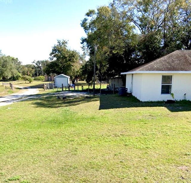 view of yard with a garage and an outdoor structure