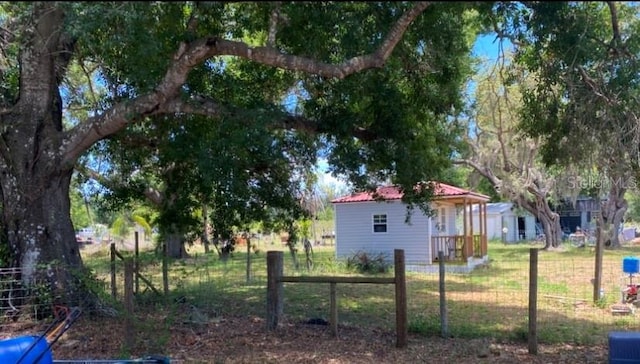 view of yard with an outbuilding